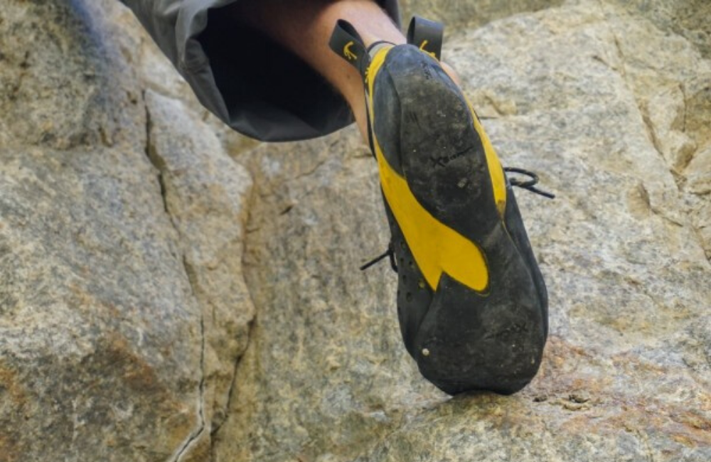 sapatilha de escalada branca e amarela, da Tenaya